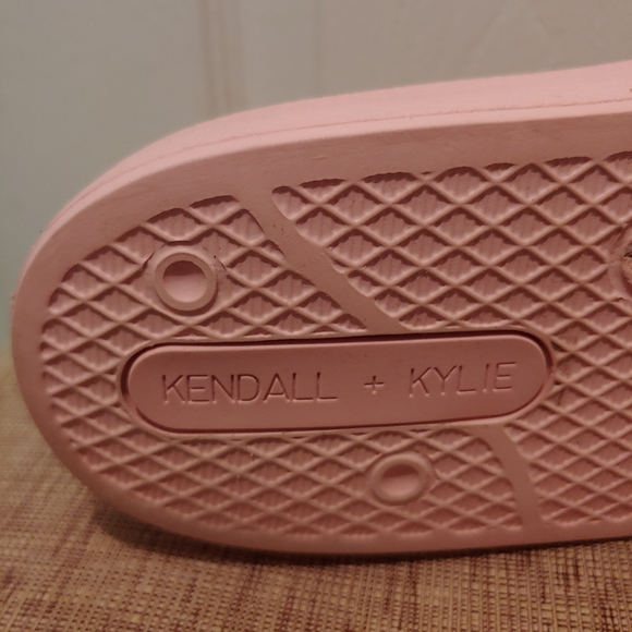 Kendall+Kylie comfortable fashion slip on sandals - Picture 8 of 9